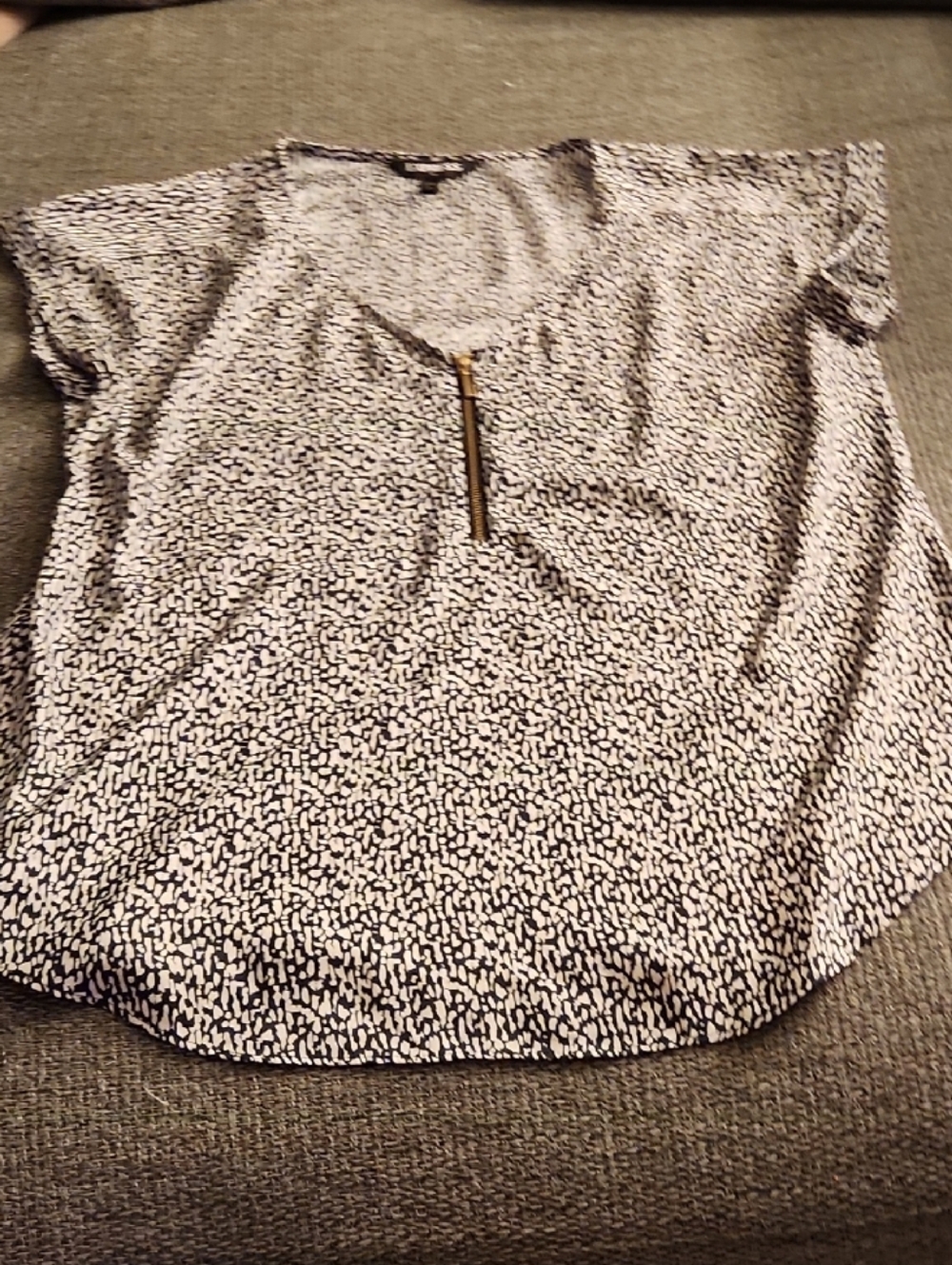 Express Black & White Short Sleeve Zip-Front Printed Blouse